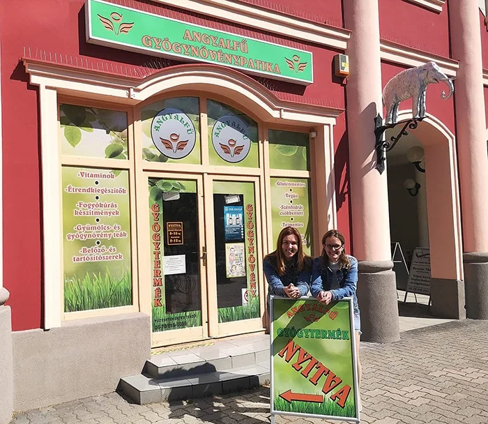 Angyalfű Gyógynövénypatika – üzlet kívülről